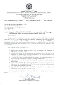 A imagem é um documento oficial do Instituto do Patrimônio Histórico e Artístico Nacional (IPHAN), datado de 28 de abril de 2014. O cabeçalho contém o brasão da República e informações sobre o ministério e a superintendência do Rio de Janeiro. O documento é um ofício (nº 0395/14) dirigido à Escola de Artes Visuais do Parque Lage, assinado por Ivo Matos Barreto Júnior, Superintendente do IPHAN no Rio de Janeiro. O assunto trata da resposta ao ofício SEC/EAV nº 010/2014, que solicita autorização para a realização de intervenções artísticas no Parque Lage, em relação ao Prêmio de Cultura do Governo do Rio de Janeiro de 2014. O texto menciona a necessidade de considerar aspectos de preservação do patrimônio durante as intervenções, destacando que: 1. As intervenções devem ser cuidadosamente planejadas para não comprometer a estrutura do local. 2. As instalações não devem causar danos permanentes. 3. A segurança do espaço deve ser garantida, evitando riscos para os visitantes. O documento conclui ressaltando que a intervenção deve ser temporária e desmontada após o término do evento. Abaixo do texto, há uma assinatura e o nome do superintendente.