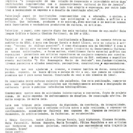 A imagem é um documento escrito que parece ser uma carta ou um relatório. O texto discute a importância de valorizar o papel das instituições culturais e educacionais, mencionando um convênio de cooperação cultural entre a Escola de Artes Visuais do Parque Lage e o Departamento Cultural da Universidade do Estado do Rio de Janeiro (UERJ). O documento destaca a inauguração do "Projeto Imagem Gráfica" e a "Sala Imagem Gráfica" na EAV, mencionando a exposição de gravuras de Carlos Martins. O autor, João Carlos Goldberg, enfatiza a necessidade de cooperação entre instituições e a importância de eventos culturais para o desenvolvimento artístico. O texto também menciona parcerias e a contribuição de diversas pessoas e instituições para o sucesso do projeto, além de refletir sobre os desafios enfrentados e a importância da continuidade das atividades culturais. A data do documento é julho de 1995.